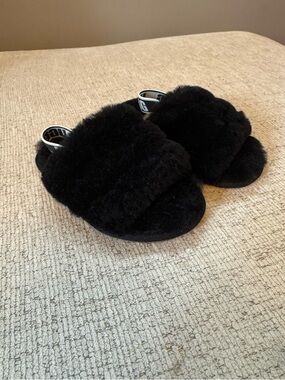 Toddler UGG Fuzzy Slipper Sandals Size 7 – Never Worn